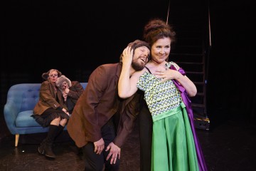 Helsingin Kaupunginteatteri – Nainen aina parhaassa iässä – Kuvassa Merja Larivaara, Leenamari Unho, Mikko Virtanen, Aino Seppo – Kuva Ilkka Saastamoinen