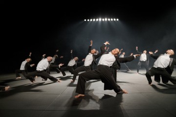 Helsingin Kaupunginteatteri – Silence – Kuvassa edessä: Manuela Hierl – Kuva Petra Kuha