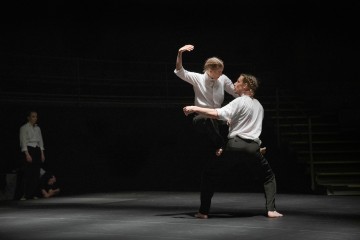 Helsingin Kaupunginteatteri – Silence – Kuvassa Sanni Giordani, Oskari Turpeinen – Kuva Petra Kuha