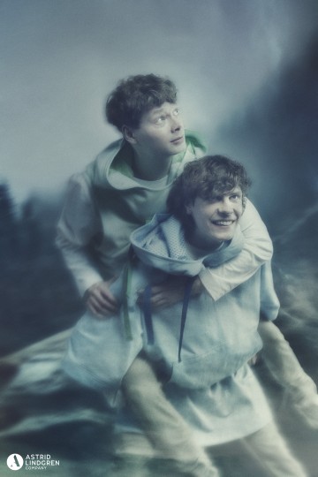 Helsingin Kaupunginteatteri – Veljeni Leijonamieli – Kuvassa Alexander Wendelin, Mikko Kauppila – Kuva Otto-Ville Väätäinen