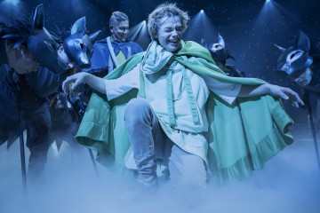 Helsingin Kaupunginteatteri – Veljeni Leijonamieli – Kuvassa Kai Lähdesmäki ja Alexander Wendelin –  Kuva Otto-Ville Väätäinen