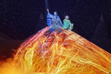 Helsingin Kaupunginteatteri – Veljeni Leijonamieli – Kuvassa Mikko Kauppila, Alexander Wendelin – Kuva Otto-Ville Väätäinen