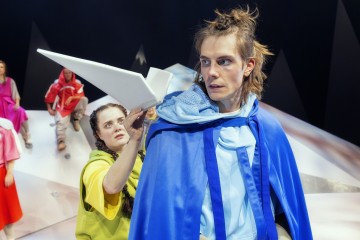 Helsingin Kaupunginteatteri – Veljeni Leijonamieli – Kuvassa Lumi Aunio, Mikko Kauppila – Kuva Otto-Ville Väätäinen