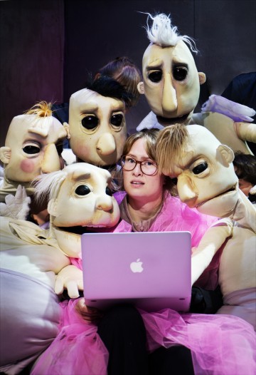 Helsingin Kaupunginteatteri – Nykyesityksen näyttämö – Työryhmä Royal Hattara: Whatever Love Means - Kuva: Majo Kurki