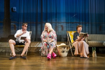 Helsingin Kaupunginteatteri – Yllätysvieras – Kuvassa Santeri Kinnunen, Sanna Saarijärvi, Vuokko Hovatta – Kuva Tuomo Manninen