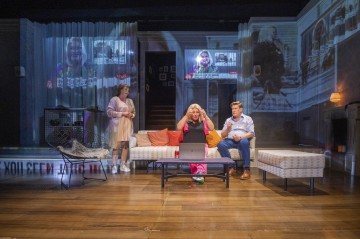 Helsingin Kaupunginteatteri – Yllätysvieras – Kuvassa Vuokko Hovatta, Sanna Saarijärvi, Santeri Kinnunen – Kuva Tuomo Manninen