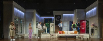 Helsingin Kaupunginteatteri – Yllätysvieras – Kuvassa Vuokko Hovatta, Ronja Keiramo, Jussi Matias Korhonen, Jari Pehkonen, Santeri Kinnunen, Sanna Saarijärvi, Pekka Huotari – Kuva Tuomo Manninen