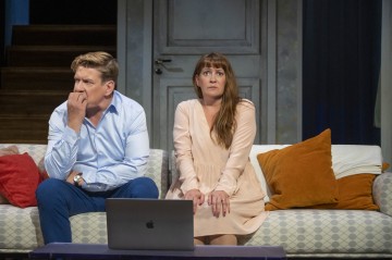 Helsingin Kaupunginteatteri – Yllätysvieras – Kuvassa Vuokko Hovatta, Santeri Kinnunen – Kuva Tuomo Manninen