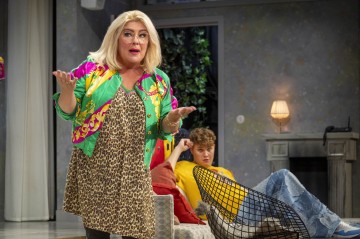 Helsingin Kaupunginteatteri – Yllätysvieras – Kuvassa Sanna Saarijärvi, Jussi Matias Korhonen – Kuva Tuomo Manninen