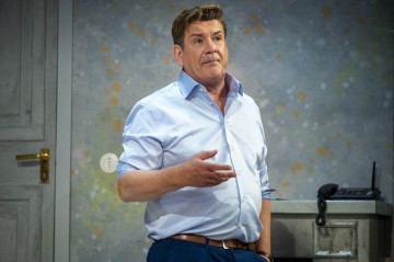 Helsingin Kaupunginteatteri – Yllätysvieras – Kuvassa Santeri Kinnunen – Kuva Tuomo Manninen