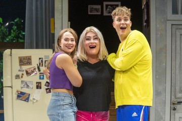 Helsingin Kaupunginteatteri – Yllätysvieras – Kuvassa Ronja Keiramo, Sanna Saarijärvi, Jussi Matias Korhonen – Kuva Tuomo Manninen