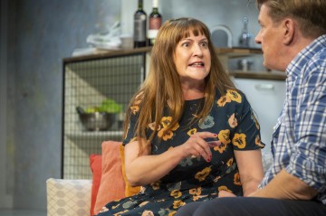 Helsingin Kaupunginteatteri – Yllätysvieras – Kuvassa Vuokko Hovatta, Santeri Kinnunen – Kuva Tuomo Manninen