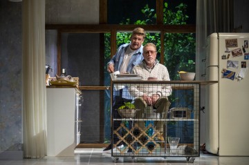 Helsingin Kaupunginteatteri – Yllätysvieras – Kuvassa Santeri Kinnunen, Jari Pehkonen – Kuva Tuomo Manninen