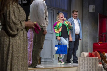 Helsingin Kaupunginteatteri – Yllätysvieras – Kuvassa Sanna Saarijärvi, Santeri Kinnunen – Kuva Tuomo Manninen