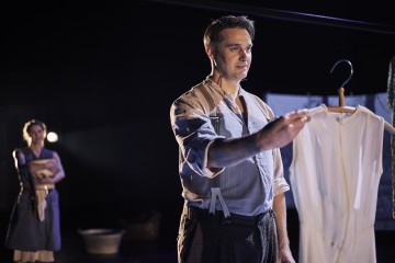 Helsingin Kaupunginteatteri – Lempi – Kuvassa Vappu Nalbantoglu, Sauli Suonpää – Kuva Sami Heiskanen