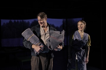 Helsingin Kaupunginteatteri – Lempi – Kuvassa Vappu Nalbantoglu, Sauli Suonpää – Kuva Sami Heiskanen