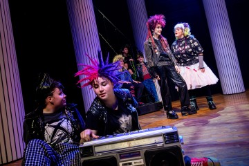 Helsingin Kaupunginteatteri – Prinsessa Ruusunen paluu tulevaisuuteen – Kuva Cata Portin