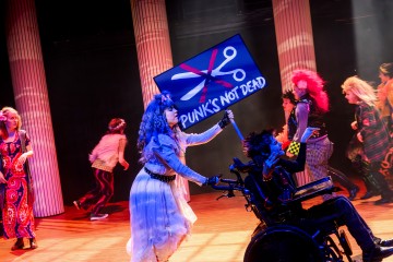 Helsingin Kaupunginteatteri – Prinsessa Ruusunen paluu tulevaisuuteen – Kuva Cata Portin