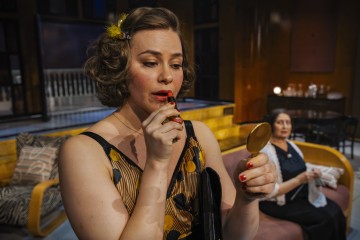 Helsingin Kaupunginteatteri – Eikä yksikään pelastunut – Kuvassa Anna Ackerman, Heidi Herala – Kuva Otto-Ville Väätäinen