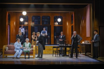 Helsingin Kaupunginteatteri – Eikä yksikään pelastunut – Kuvassa Jouko Klemettilä, Arttu Kapulainen, Jesse Gyllenbögel, Kaisa Torkkel, Anna Ackerman, Pertti Koivula, Heidi Herala, Santeri Kinnunen, Jari Pehkonen, Mikko Virtanen – Kuva Otto-Ville Väätäinen