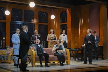 Helsingin Kaupunginteatteri – Eikä yksikään pelastunut – Kuvassa Jouko Klemettilä, Pertti Koivula, Jari Pehkonen, Santeri Kinnunen, Anna Ackerman, Heidi Herala, Jesse Gyllenbögel, Arttu Kapulainen, Mikko Virtanen – Kuva Otto-Ville Väätäinen