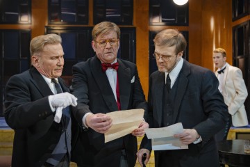 Helsingin Kaupunginteatteri – Eikä yksikään pelastunut – Kuvassa Pertti Koivula, Santeri Kinnunen, Arttu Kapulainen, Jesse Gyllenbögel – Kuva Otto-Ville Väätäinen