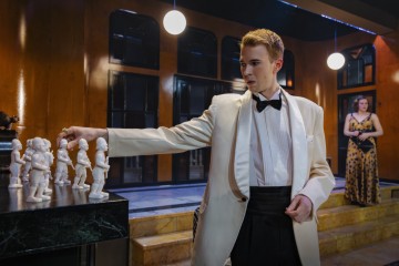 Helsingin Kaupunginteatteri – Eikä yksikään pelastunut – Kuvassa Jesse Gyllebögel, Anna Ackerman – Kuva Otto-Ville Väätäinen