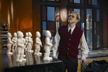 Helsingin Kaupunginteatteri – Eikä yksikään pelastunut – Kuvassa Arttu Kapulainen, Jouko Klemettilä – Kuva Otto-Ville Väätäinen