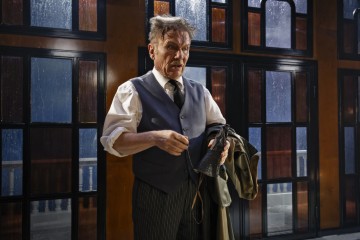 Helsingin Kaupunginteatteri – Eikä yksikään pelastunut – Kuvassa Pertti Koivula – Kuva Otto-Ville Väätäinen