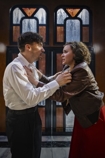 Helsingin Kaupunginteatteri – Eikä yksikään pelastunut – Kuvassa Mikko Virtanen, Anna Ackerman – Kuva Otto-Ville Väätäinen