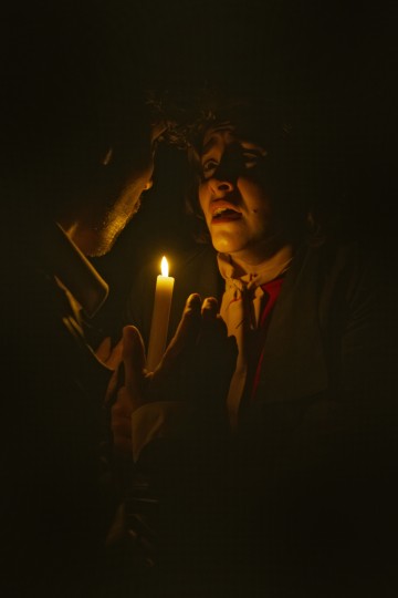 Helsingin Kaupunginteatteri – Eikä yksikään pelastunut – Kuvassa Mikko Virtanen, Anna Ackerman – Kuva Otto-Ville Väätäinen