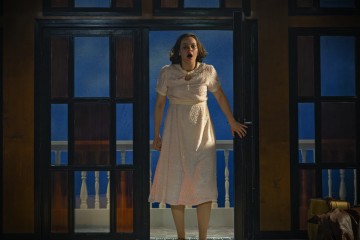 Helsingin Kaupunginteatteri – Eikä yksikään pelastunut – Kuvassa Anna Ackermann – Kuva Otto-Ville Väätäinen