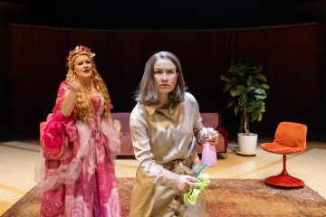 Helsingin Kaupunginteatteri – Jenny Hill – Kuvassa Sanna Saarijärvi, Sari Haapamäki – Kuva Heli Blåfield