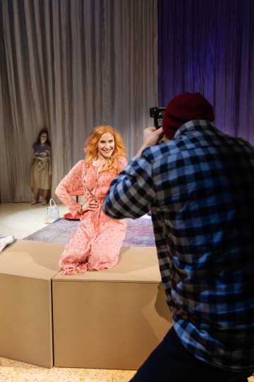 Helsingin Kaupunginteatteri – Jenny Hill – Kuvassa Sari Haapamäki, Vappu Nalbantoglu, Sauli Suonpää – Kuva Heli Blåfield