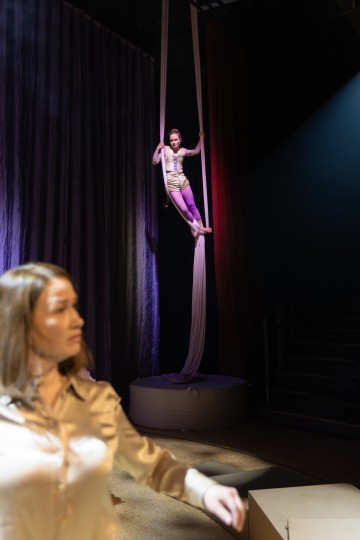 Helsingin Kaupunginteatteri – Jenny Hill – Kuvassa Sari Haapamäki, Elina Hietala – Kuva Heli Blåfield