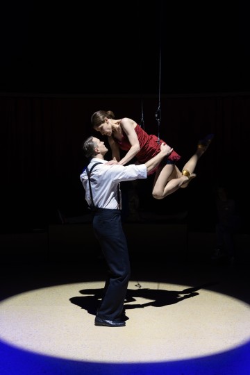 Helsingin Kaupunginteatteri – Jenny Hill – Kuvassa Sauli Suonpää, Vappu Nalbantoglu – Kuva Heli Blåfield