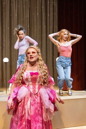 Helsingin Kaupunginteatteri – Jenny Hill – Kuvassa Elina Hietala, Sanna Saarijärvi, Vappu Nalbantoglu – Kuva Heli Blåfield