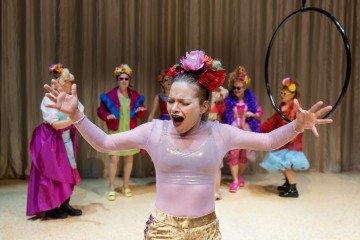 Helsingin Kaupunginteatteri – Jenny Hill – Kuvassa edessä Elina Hietala – Kuva Heli Blåfield