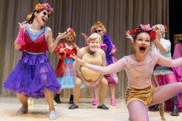 Helsingin Kaupunginteatteri – Jenny Hill – Kuvassa Vappu Nalbantoglu, Ursula Salo, Sauli Suonpää, Sanna Saarijärvi, Elina Hietala, Merja Larivaara – Kuva Heli Blåfield