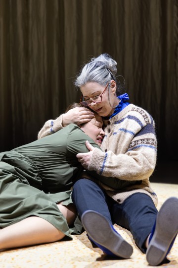 Helsingin Kaupunginteatteri – Jenny Hill – Kuvassa Sari Haapamäki, Aino Seppo – Kuva Heli Blåfield