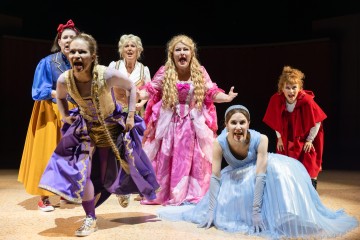 Helsingin Kaupunginteatteri – Jenny Hill – Kuvassa Aino Seppo, Elina Hietala, Merja Larivaara, Sanna Saarijärvi, Vappu Nalbantoglu, Ursula Salo – Kuva Heli Blåfield