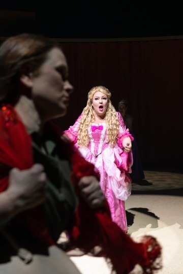 Helsingin Kaupunginteatteri – Jenny Hill – Kuvassa Sari Haapamäki, Sanna Saarijärvi – Kuva Heli Blåfield