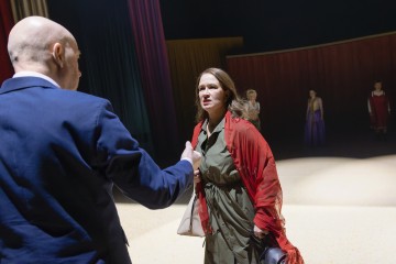 Helsingin Kaupunginteatteri – Jenny Hill – Kuvassa edessä Rauno Ahonen ja Sari Haapamäki – Kuva Heli Blåfield