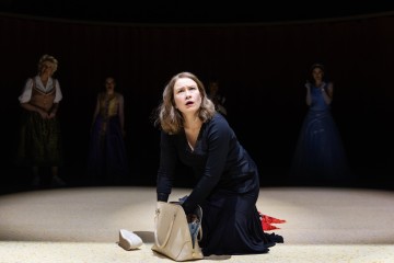 Helsingin Kaupunginteatteri – Jenny Hill – Kuvassa keskellä Sari Haapamäki – Kuva Heli Blåfield