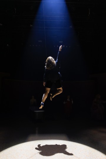 Helsingin Kaupunginteatteri – Jenny Hill – Kuvassa Sari Haapamäki – Kuva Heli Blåfield