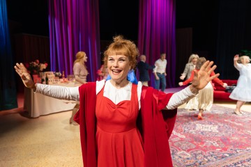 Helsingin Kaupunginteatteri – Jenny Hill – Kuvassa edessä Ursula Salo – Kuva Heli Blåfield