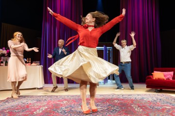 Helsingin Kaupunginteatteri – Jenny Hill – Kuvassa Vappu Nalbantoglu, Rauno Ahonen, Sari Haapamäki, Sauli Suonpää – Kuva Heli Blåfield