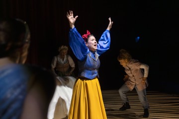 Helsingin Kaupunginteatteri – Jenny Hill – Kuvassa Merja Larivaara, Aino Seppo, Ursula Salo – Kuva Heli Blåfield