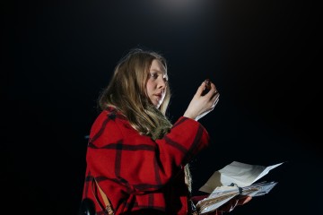 Helsingin Kaupunginteatteri – Sinun, Margot – Kuvassa Satu Tuuli Karhu – Kuva Mitro Härkönen