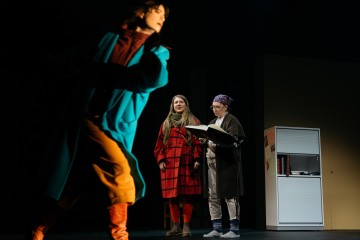 Helsingin Kaupunginteatteri – Sinun, Margot – Kuvassa Sara Soulié, Satu Tuuli Karhu, Helena Haaranen – Kuva Mitro Härkönen